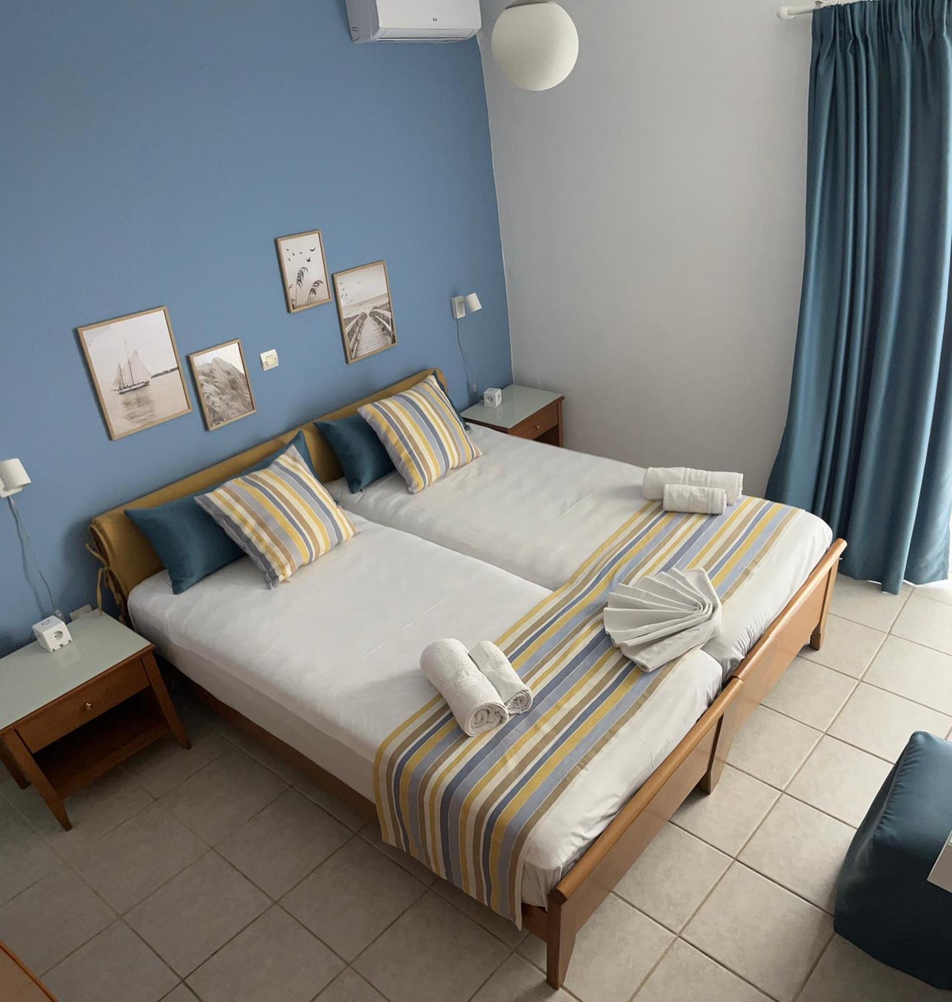 Michael Apartments Agia Marina Exteriör bild
